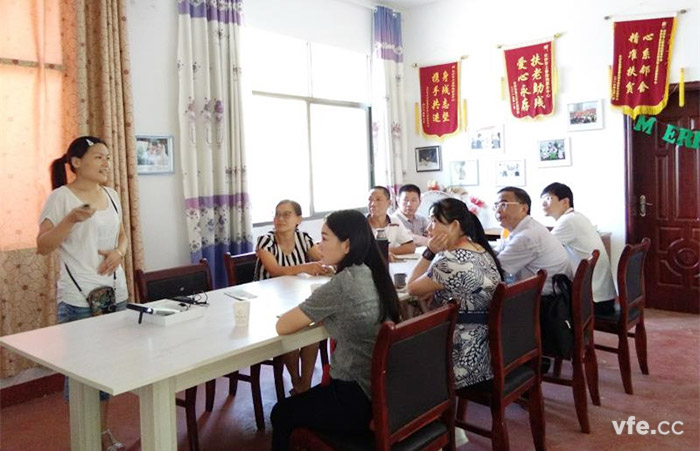 銀河電氣謝書記一行聽取工作人員講解服務中心介紹 銀河電氣謝書記一行聽取工作人員講解服務中心介紹